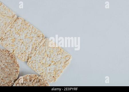 Zwei Arten von Knäckebrot auf weißem Hintergrund Stockfoto