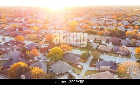 Luftaufnahme Wohnviertel mit bunten Herbstlaub bei Sonnenuntergang in der Nähe von Dallas, Texas, Amerika. Draufsicht Zersiedelung Unterteilung in einem Master geplant Stockfoto