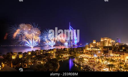 2021 Silvesterfeuerwerk im Burj Al Arab - Dubai, VAE Stockfoto