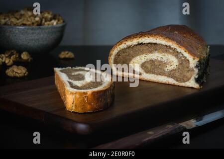 Frisch gebackene Walnussrolle auf dem Holzschneidebrett. Traditionelle ungarische Torte. Food Photography Kollektion. Stockfoto