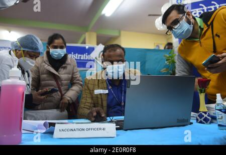 Neu Delhi, Indien. Januar 2021. Ein Gesundheitsarbeiter führt während einer massiven eintägigen Scheinübung einen Basistest an einem Freiwilligen durch, um die besten Möglichkeiten zu prüfen, Menschen gegen Covid-19 zu impfen und Schlupflöcher in Logistik und Training in Neu-Delhi zu schließen. Die eintägige Fahrt wird die Betriebsfähigkeit im Einsatz von Cowin-Anwendungen in einer Feldumgebung testen. Die Übung kommt einen Tag, nachdem ein Gremium von staatlich ernannten Experten die Zulassung für den Oxford Covid-19-Impfstoff empfohlen hat, der vom Serum Institute of India hergestellt wurde. Foto: Sondeep Shankar (Foto von Sondeep Shankar/Pacific Press) Quelle: Pacific Stockfoto