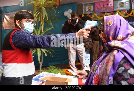 Neu Delhi, Indien. Januar 2021. Ein Gesundheitsarbeiter führt während einer massiven eintägigen Scheinübung einen Basistest an einem Freiwilligen durch, um die besten Möglichkeiten zu prüfen, Menschen gegen Covid-19 zu impfen und Schlupflöcher in Logistik und Training in Neu-Delhi zu schließen. Die eintägige Fahrt wird die Betriebsfähigkeit im Einsatz von Cowin-Anwendungen in einer Feldumgebung testen. Die Übung kommt einen Tag, nachdem ein Gremium von staatlich ernannten Experten die Zulassung für den Oxford Covid-19-Impfstoff empfohlen hat, der vom Serum Institute of India hergestellt wurde. Foto: Sondeep Shankar (Foto von Sondeep Shankar/Pacific Press) Quelle: Pacific Stockfoto