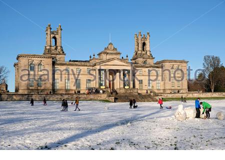 Edinburgh, Schottland, Großbritannien. Januar 2021. Morgenwolke und Schneefall klärt sich und die Menschen kommen heraus, um den Schnee in der Galerie für Moderne Kunst zwei unter einem klaren blauen Himmel zu genießen. Kredit: Craig Brown/Alamy Live Nachrichten Stockfoto