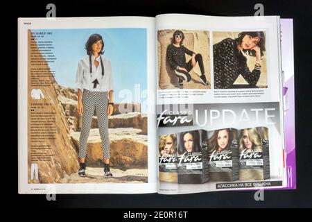 Das Innere der russischen Zeitschrift 'Burda', september 2018. Stockfoto