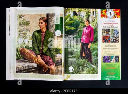 Das Innere der russischen Zeitschrift 'Burda', september 2018. Stockfoto