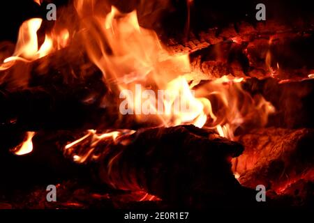 Feuer in der Natur Bokeh von den Lichtern Stockfoto