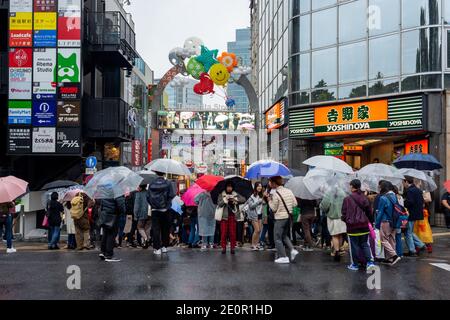 Tokio, Japan - 21. Oktober 2017: Takeshita Street, beliebte Fußgängerzone mit Modeboutiquen, Cafés und Restaurants in Harajuku Stockfoto