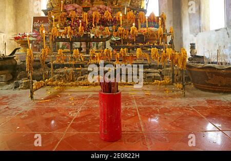 Holztube mit Glückssticks für die Wahrsagerei in den buddhistischen Tempelruinen Wat Somdej kao, Sangkhlaburi, Provinz Kanchanaburi, Thailand Stockfoto