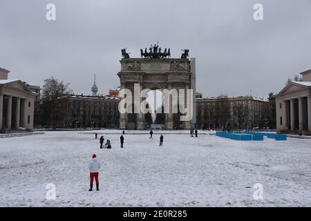 Arco della Pace nach dem Schneefall in Mailand Stockfoto