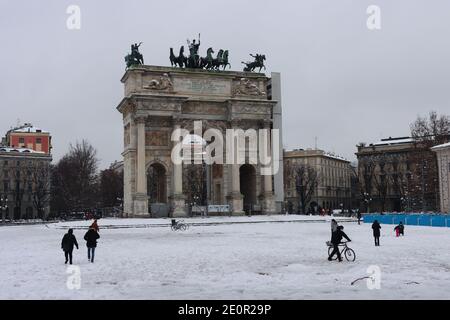 Arco della Pace nach dem Schneefall in Mailand Stockfoto