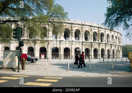 Nîmes, eine Stadt in der Region Okzitanien in Südfrankreich, wichtiger Vorposten des römischen Reiches, römische Überreste. Amphitheater. Archivscan von einem Dia. April 1971. Stockfoto