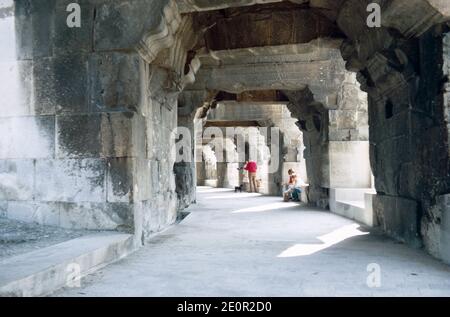 Nîmes, eine Stadt in der Region Okzitanien in Südfrankreich, wichtiger Vorposten des römischen Reiches, römische Überreste. Amphitheater, Durchgang im 1. Stock. Archivscan von einem Dia. April 1971. Stockfoto