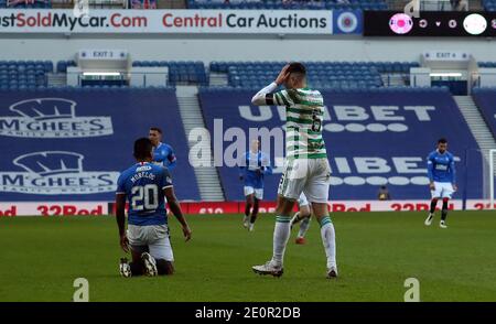 Celtic's NIR Bitton reagiert, nachdem er während des schottischen Premiership-Spiels im Ibrox Stadium in Glasgow abgeschickt wurde. Stockfoto