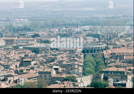 Nîmes, eine Stadt in der Region Okzitanien in Südfrankreich, wichtiger Vorposten des römischen Reiches, römische Überreste. Nimes Landschaft mit dem Amphitheater. Archivscan von einem Dia. April 1971. Stockfoto