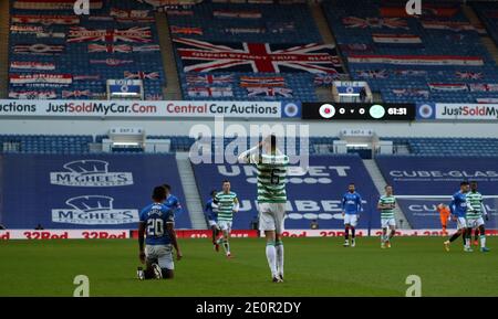 Celtic's NIR Bitton reagiert, nachdem er während des schottischen Premiership-Spiels im Ibrox Stadium in Glasgow abgeschickt wurde. Stockfoto