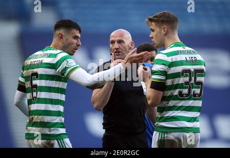 Celtic's NIR Bitton reagiert, nachdem er während des schottischen Premiership-Spiels im Ibrox Stadium in Glasgow abgeschickt wurde. Stockfoto