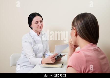 Patienten mit Konsultation mit Frau Doktor In Büro Stockfoto