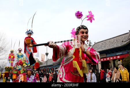 Zaozhuang, Chinas Provinz Shandong. Januar 2021. Volkskünstler treten während der Neujahrsfeiertage in der antiken Stadt Taierzhuang in Zaozhuang, Ostchina Provinz Shandong, am 2. Januar 2021 auf. Quelle: Sun Zhongzhe/Xinhua/Alamy Live News Stockfoto