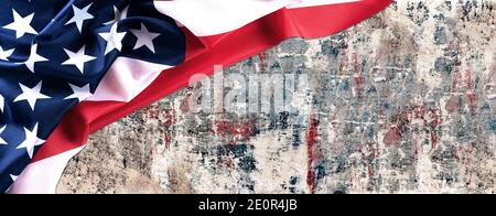 US-Flagge auf dunklem Holztischhintergrund Stockfoto