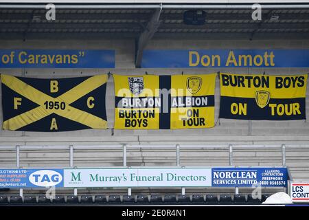 BURTON ON TRENT, ENGLAND. 2. JAN Burton Albion Banner während des Sky Bet League 1 Spiels zwischen Burton Albion und Oxford United im Pirelli Stadium, Burton Upon Trent am Samstag, 2. Januar 2021. (Kredit: Jon Hobley - MI News) Kredit: MI Nachrichten & Sport /Alamy Live Nachrichten Stockfoto