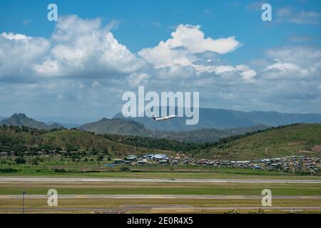 Fokker 70 von Air Niugini Abheben vom Jacksons International Airport in Port Moresby, der Hauptstadt von Papua-Neuguinea. Stockfoto