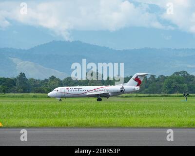 Fokker 70 von Air Niugini Ankunft am Nadzab Airport in Lae, der Hauptstadt der Provinz Morobe und der zweitgrößten Stadt Papua-Neuguineas. Die Luftwaffe Stockfoto