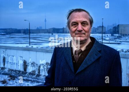 SS-Sergeant Rochus Misch Schalttafelbetreiber im Berliner Bunker Hitlers An der Berliner Mauer mit Blick auf den Bunkerplatz Aus einer Serie von Porträts für das Sunday Times Magazine Zur Illustration von Auszügen aus dem Berliner Bunker von James P O’Donnell Stockfoto