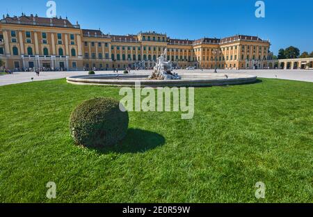 Beeindruckende Aussicht im Park von Schloss Schönbrunn. Wien, Österreich Stockfoto