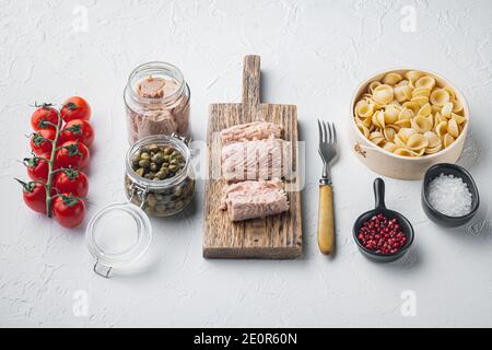 Pasta Almentica mit Meeresfrüchten Zutat, auf weißem Hintergrund Stockfoto