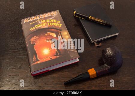 London, England, UK - 2. Januar 2021: Murder on the Orient Express Book von Agatha Christie in einer Faksimile-Erstausgabe mit Tabakpfeife, Fountian PE Stockfoto