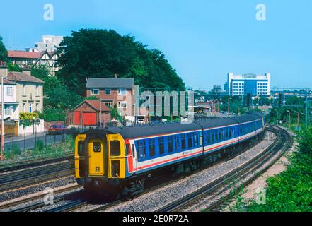 Ein Paar der Klasse 421 4 CIGS-Nummern 1310 und 1888 arbeiten ein Netzwerk Südost-Dienst in Southampton am 23. Juli 1995. Stockfoto