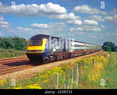 Ein HST mit den Powercars 43166 und 43072, die am 15. Juli 2005 in Oakley einen Midland-Liniendienst haben. Stockfoto