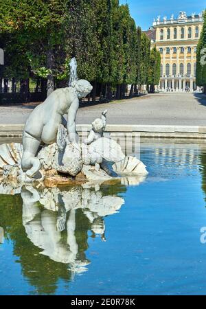 Beeindruckende Aussicht im Park von Schloss Schönbrunn. Wien, Österreich Stockfoto