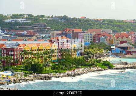 Willemstad, Curacao - 16. November 2018 - die Luftaufnahme der Gebäude und Resorts entlang der St. Anna Bucht Stockfoto