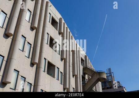 Leeds UK - 15.05.2018: Leeds University Roger Stevens Building (mit Flugzeug-Contrails) Stockfoto