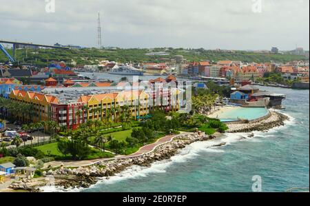 Willemstad, Curacao - 16. November 2018 - die Luftaufnahme der Gebäude und Resorts entlang der St. Anna Bucht Stockfoto