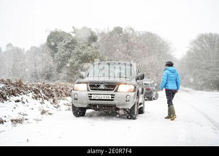 Kidderminster, Großbritannien. Januar 2021. Wetter in Großbritannien: Da die Tagestemperaturen in Worcestshire nicht über den Gefrierpunkt steigen und die Straßen bereits eisig sind, wird Kidderminster von schweren Schneeschauern am Morgen getroffen, die die Fahrbedingungen für alle Autofahrer gefährlich machen. Kredit: Lee Hudson/Alamy Live Nachrichten Stockfoto