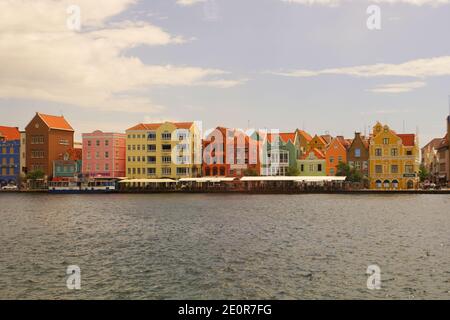 Willemstad, Curacao - 14. November 2018 - der Blick auf die bunten Gebäude und Königin Emma Brücke entlang der St. Anna Bucht während des Tages Stockfoto