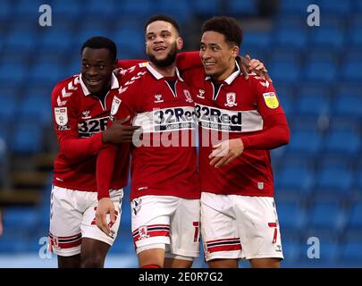 Marcus Tavernier von Middlesbrough (rechts) feiert das zweite Tor seiner Seite während des Sky Bet Championship-Spiels in Adams Park, Wycombe. Stockfoto