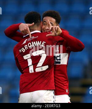 Marcus Tavernier von Middlesbrough (rechts) feiert das zweite Tor seiner Seite während des Sky Bet Championship-Spiels in Adams Park, Wycombe. Stockfoto