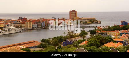 Willemstad, Curacao - 16. November 2018 - der Blick auf die Stadt von der Spitze der Königin Juliana Brücke, mit Gebäuden und Schiffen entlang St. Anna Bay Stockfoto