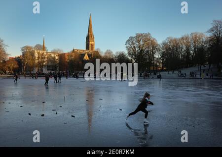 Glasgow, Großbritannien, 2. Januar 2021. Die Leute nutzen das kalte Wetter zum Schlittschuhlaufen und spazieren auf dem gefrorenen Bootsteich im Queen's Park, in der Südseite der Stadt. Die Polizei entfernte schließlich alle aus dem Eis, weil sie sich Sorgen um die Sicherheit gemacht hatte. Foto: Jeremy Sutton-Hibbert/ Alamy Live News Stockfoto