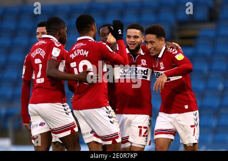 Marcus Tavernier von Middlesbrough (rechts) feiert das zweite Tor seiner Seite während des Sky Bet Championship-Spiels in Adams Park, Wycombe. Stockfoto