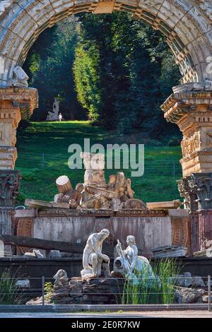 Beeindruckende Kunst und Architektur im Park von Schloss Schönbrunn. Wien, Österreich Stockfoto