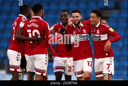 Marcus Tavernier von Middlesbrough (rechts) feiert das zweite Tor seiner Seite während des Sky Bet Championship-Spiels in Adams Park, Wycombe. Stockfoto