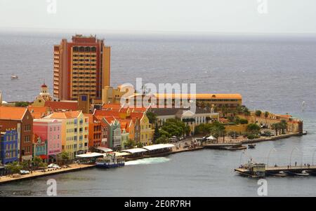 Willemstad, Curacao - 16. November 2018 - der Blick auf die Stadt von der Spitze der Königin Juliana Brücke, mit Gebäuden und Schiffen entlang St. Anna Bay Stockfoto