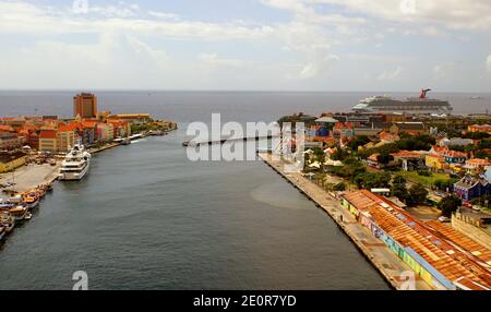 Willemstad, Curacao - 16. November 2018 - der Blick auf die Stadt von der Spitze der Königin Juliana Brücke, mit Gebäuden und Schiffen entlang St. Anna Bay Stockfoto