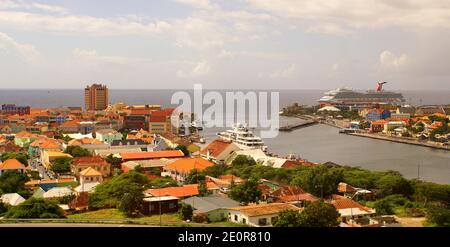 Willemstad, Curacao - 16. November 2018 - der Blick auf die Stadt von der Spitze der Königin Juliana Brücke, mit Gebäuden und Schiffen entlang St. Anna Bay Stockfoto