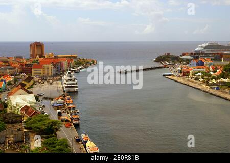 Willemstad, Curacao - 16. November 2018 - der Blick auf die Stadt von der Spitze der Königin Juliana Brücke, mit Gebäuden und Schiffen entlang St. Anna Bay Stockfoto