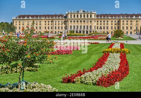 Beeindruckende Aussicht im Park von Schloss Schönbrunn. Wien, Österreich Stockfoto